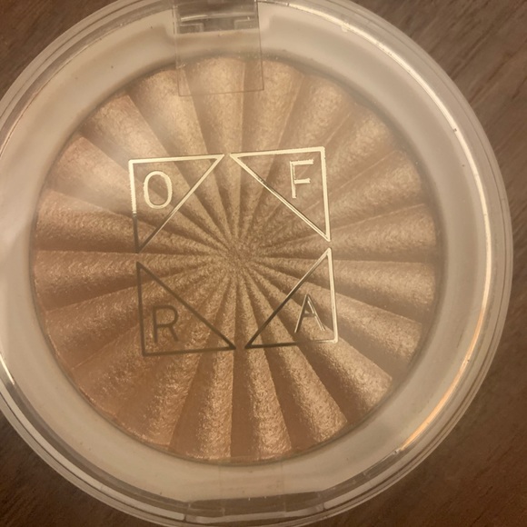 🌸New🌸 Ofra Highlighter in Blissful. A golden bronze with rosé undertones. - Picture 2 of 3